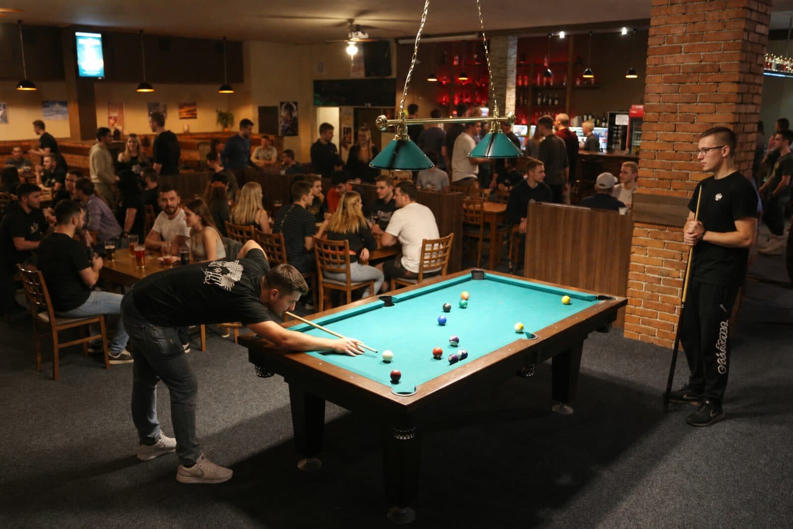 Biliard a plný bar